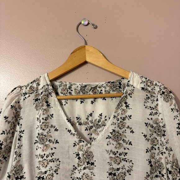 Lucky Brand  Relaxed Fit Ruffled Hem Vneck White Floral Top Women Size M - Picture 2 of 7